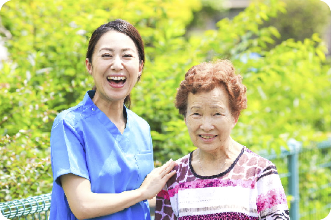 若い女性とおばあさんがこちらを向いて微笑んでいる写真