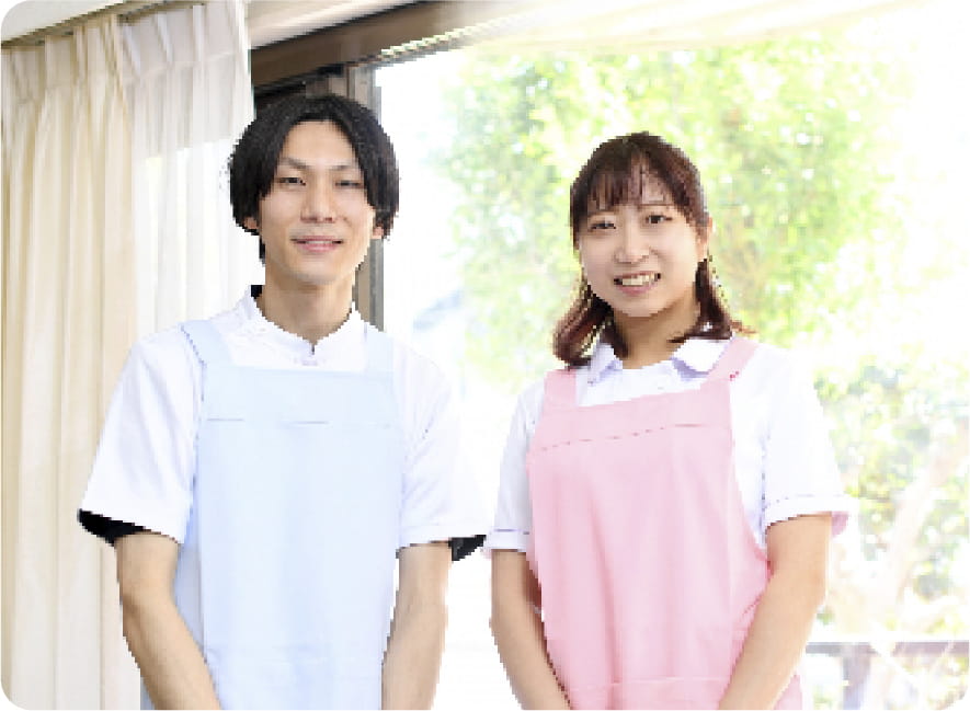 男女のスタッフがこちらを向いて笑顔の写真